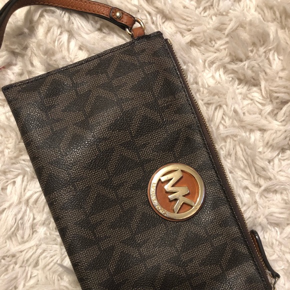 Michael Kors Handbags - Michael Kors Wristlet